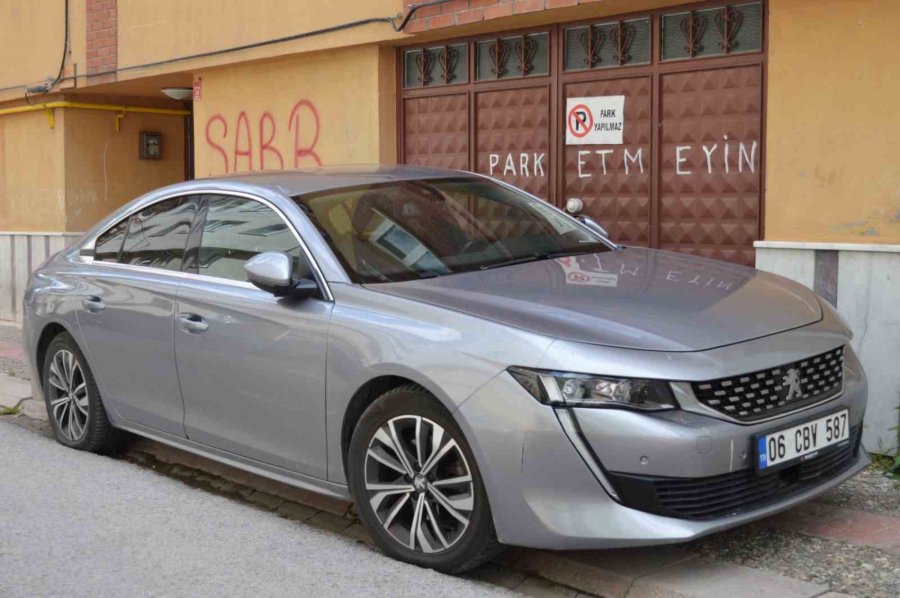 Araçlarla Dolan Kaldırımlar Yayalara Zor Anlar Yaşattı