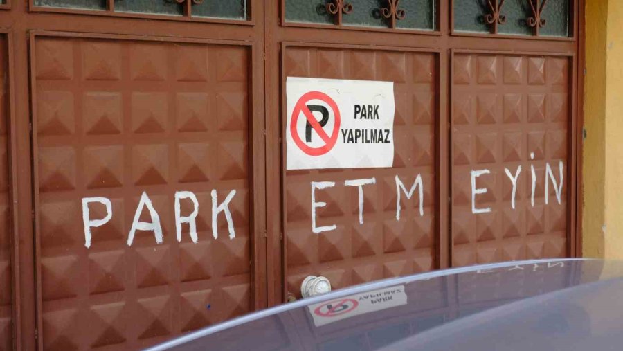 Araçlarla Dolan Kaldırımlar Yayalara Zor Anlar Yaşattı