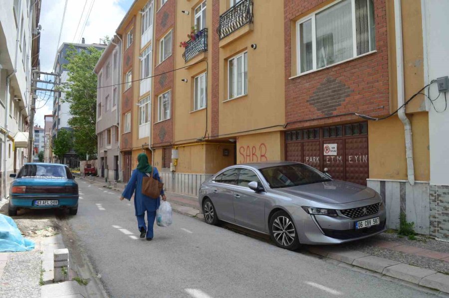 Araçlarla Dolan Kaldırımlar Yayalara Zor Anlar Yaşattı