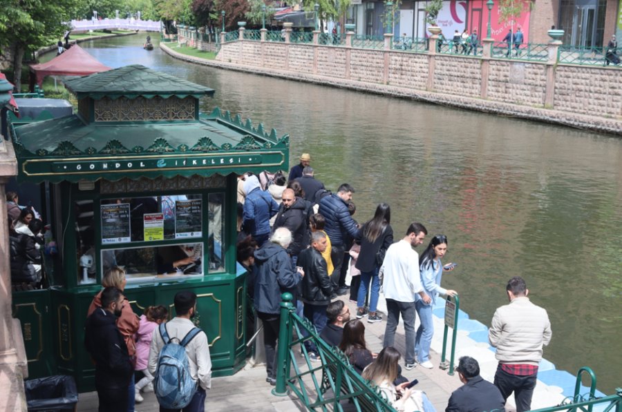 Gondola Binebilmek İçin İskelede Dakikalarca Sıra Beklediler