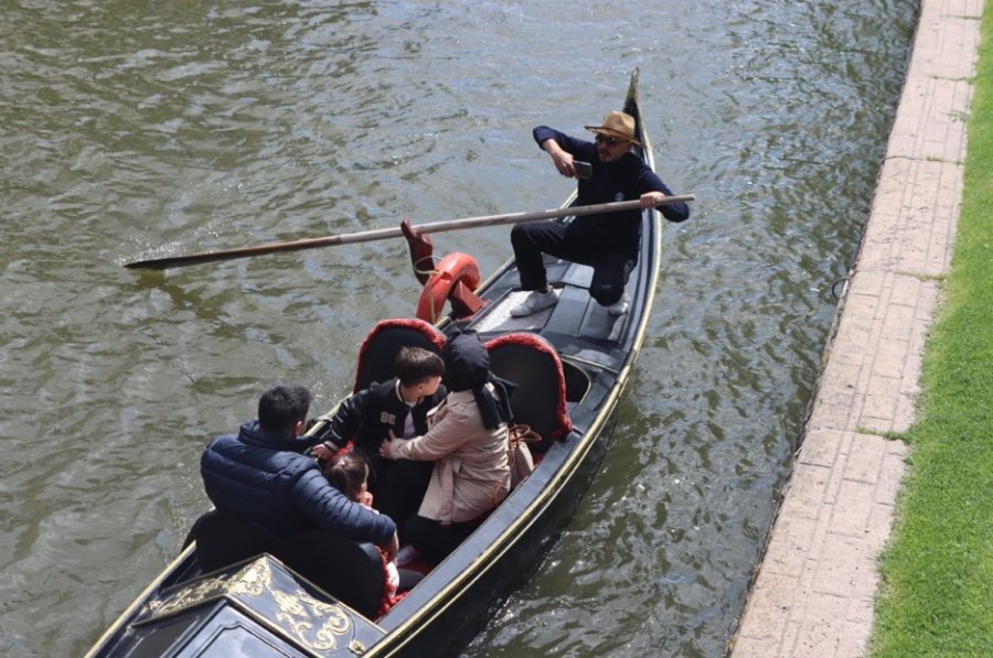 Gondola Binebilmek İçin İskelede Dakikalarca Sıra Beklediler