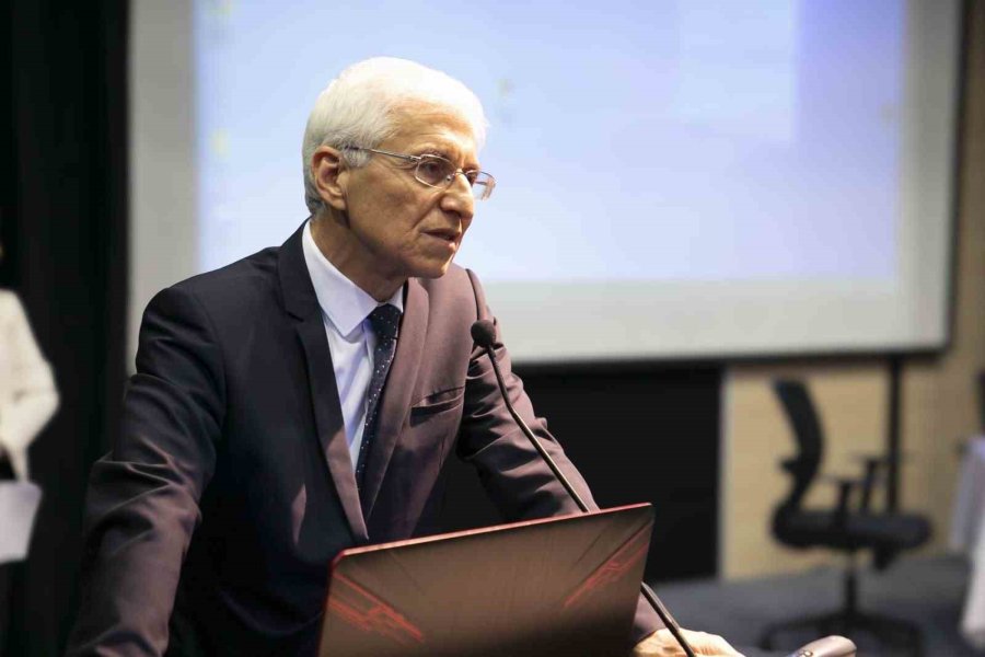 Estü Mezunları İle Öğrenciler Panelde Bir Araya Geldi