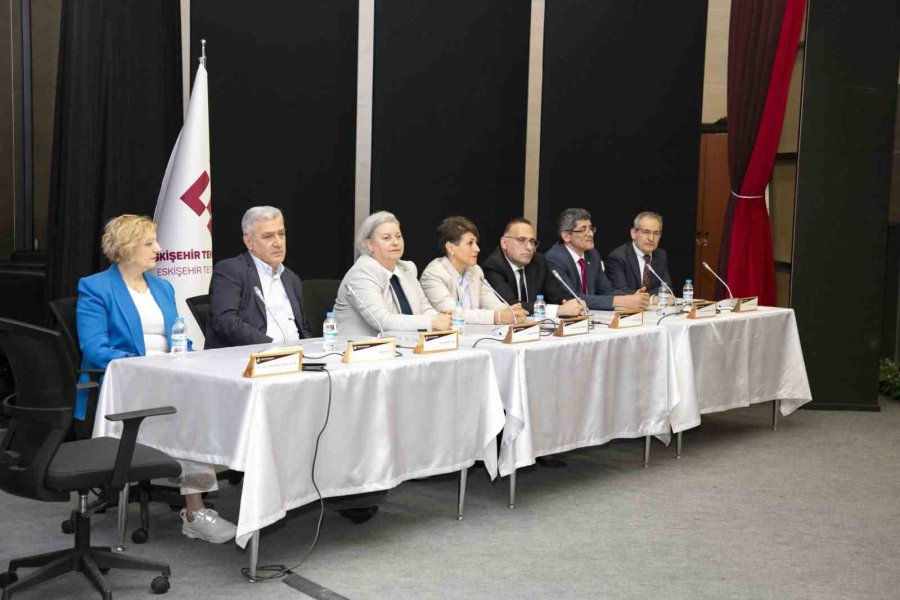 Estü Mezunları İle Öğrenciler Panelde Bir Araya Geldi