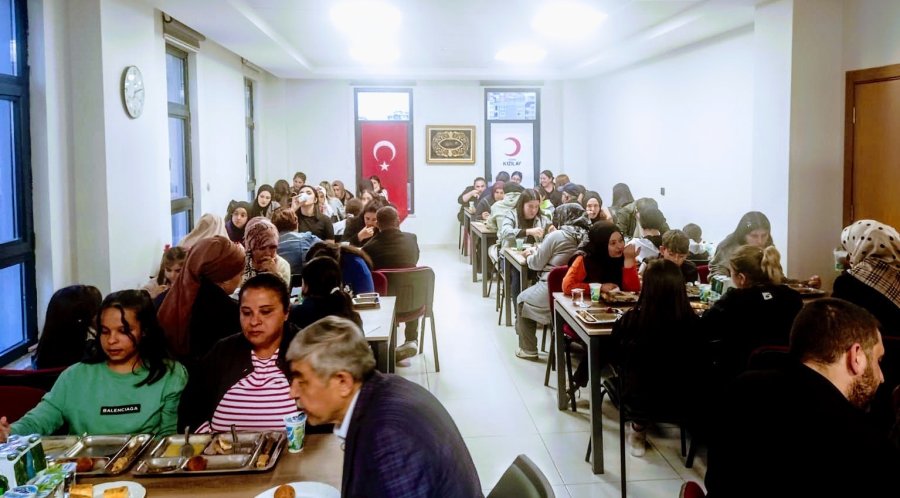 Kızılay’dan Öğrencilere Destek Devam Ediyor