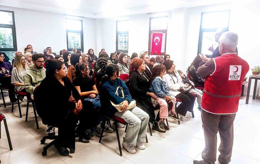 Kızılay’dan Öğrencilere Destek Devam Ediyor