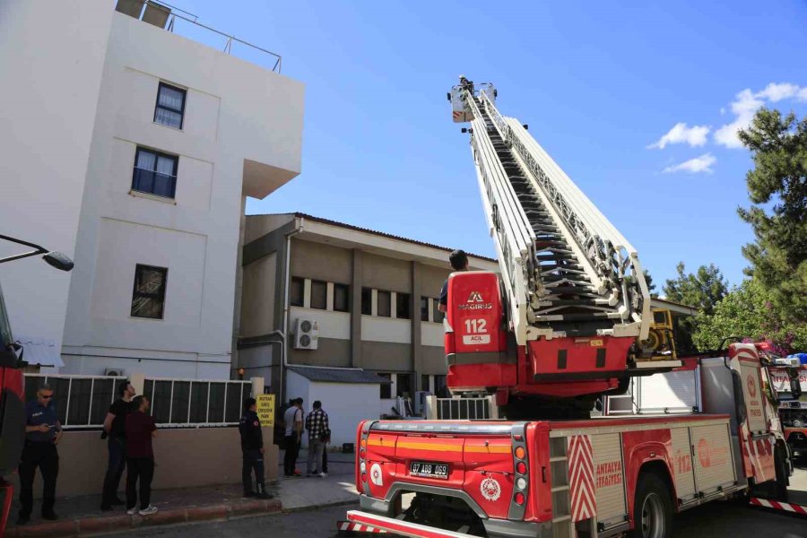 Öğretmenevinin Mutfak Bölümünde Çıkan Yangında 1 Kişi Dumandan Etkilendi