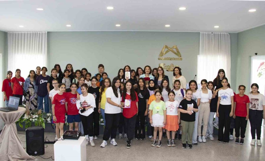 Yazar İpek Ongun, Mersin’de Hayranlarıyla Buluştu