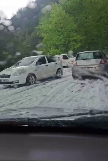 Antalya’da Şiddetli Dolu Yağışı Yayla Yolunu Beyaza Bürüdü