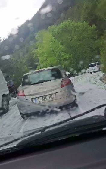 Antalya’da Şiddetli Dolu Yağışı Yayla Yolunu Beyaza Bürüdü