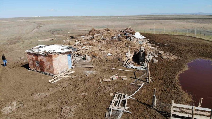 Aksaray’da Çöken Mandırada Kurtarma Çalışmaları Devam Ediyor