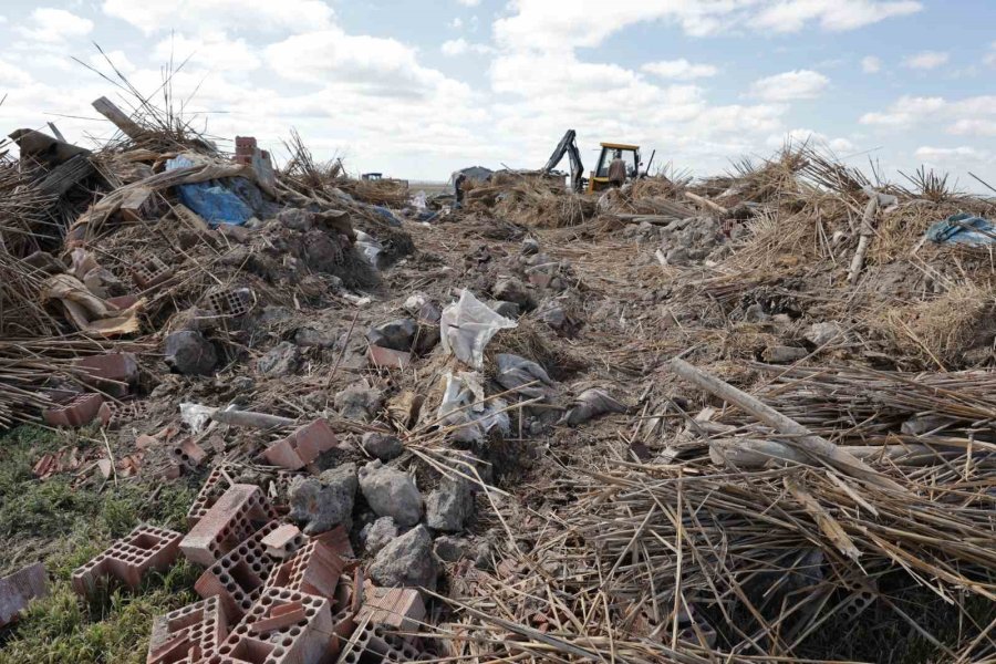 Aksaray’da Çöken Mandırada Kurtarma Çalışmaları Devam Ediyor