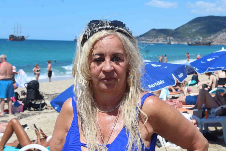 Alanya’da Turistler Sıcak Havanın Keyfini Sahilde Çıkardı