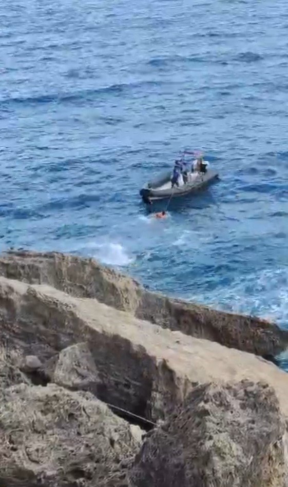 Kayalıkta Mahsur Kalan Gençlere Deniz Polisi Can Simidi Oldu