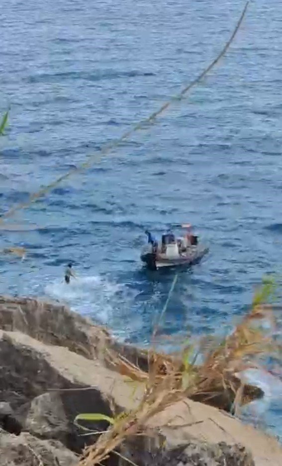 Kayalıkta Mahsur Kalan Gençlere Deniz Polisi Can Simidi Oldu