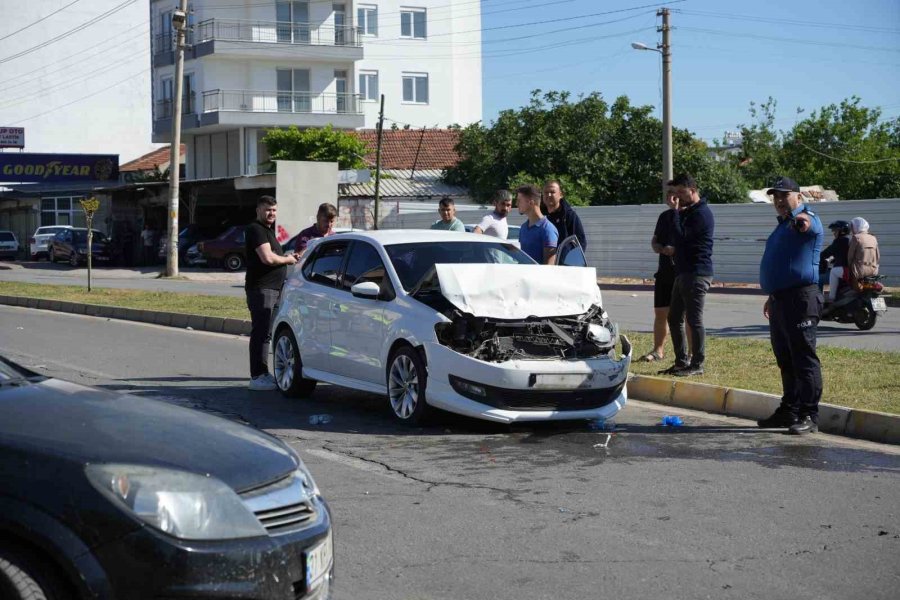 Halk Otobüsü Trafik Işıklarında Bekleyen Araçların Arasına Daldı: 3 Yaralı