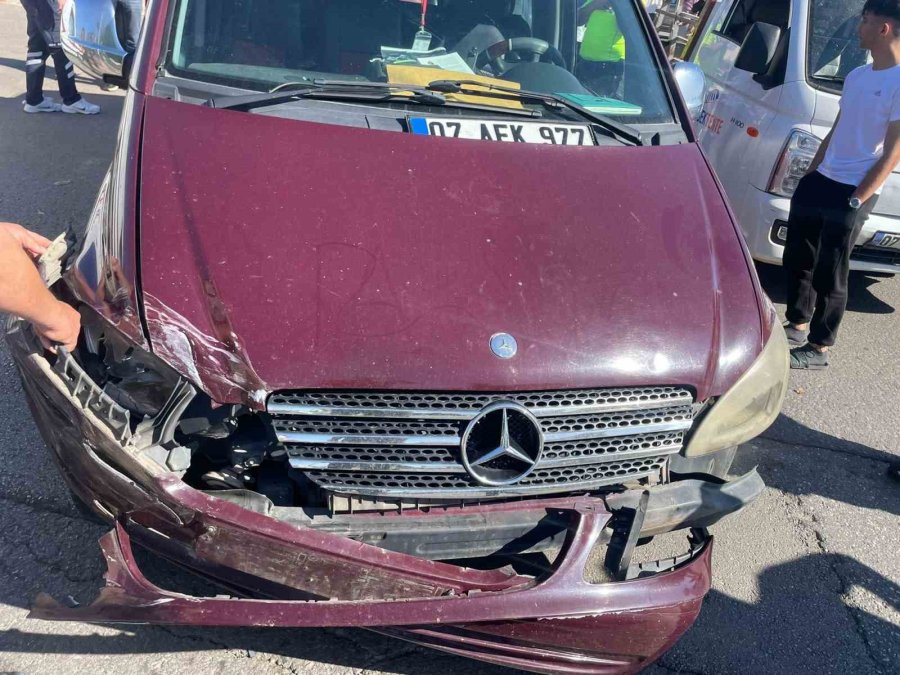 Halk Otobüsü Trafik Işıklarında Bekleyen Araçların Arasına Daldı: 3 Yaralı