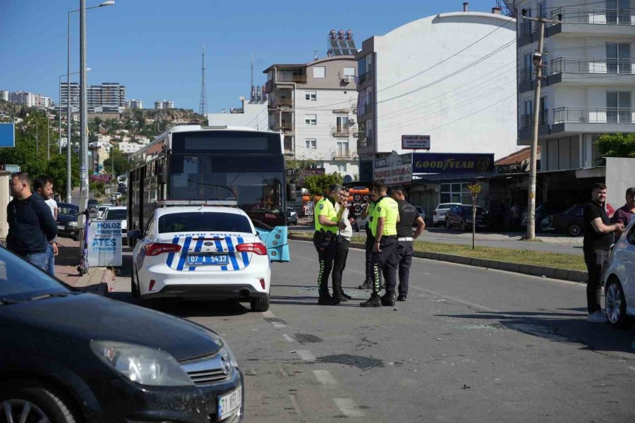 Halk Otobüsü Trafik Işıklarında Bekleyen Araçların Arasına Daldı: 3 Yaralı