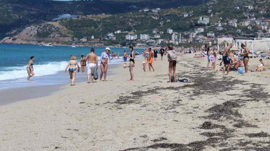 Alanya’da Turistler Sıcak Havanın Keyfini Sahilde Çıkardı