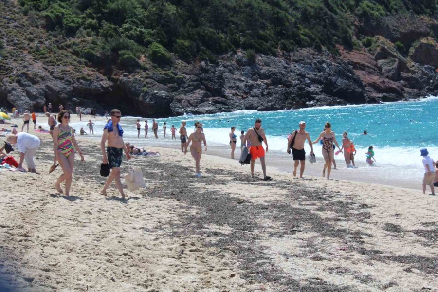 Alanya’da Turistler Sıcak Havanın Keyfini Sahilde Çıkardı