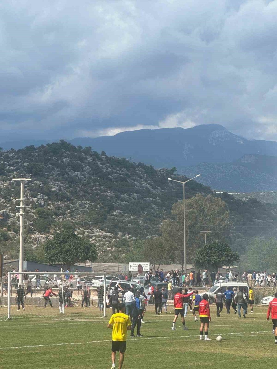 Aynı Puanda İki Takımın Şampiyonluk Maçında Taşlar Ve Soplar Havada Uçuştu