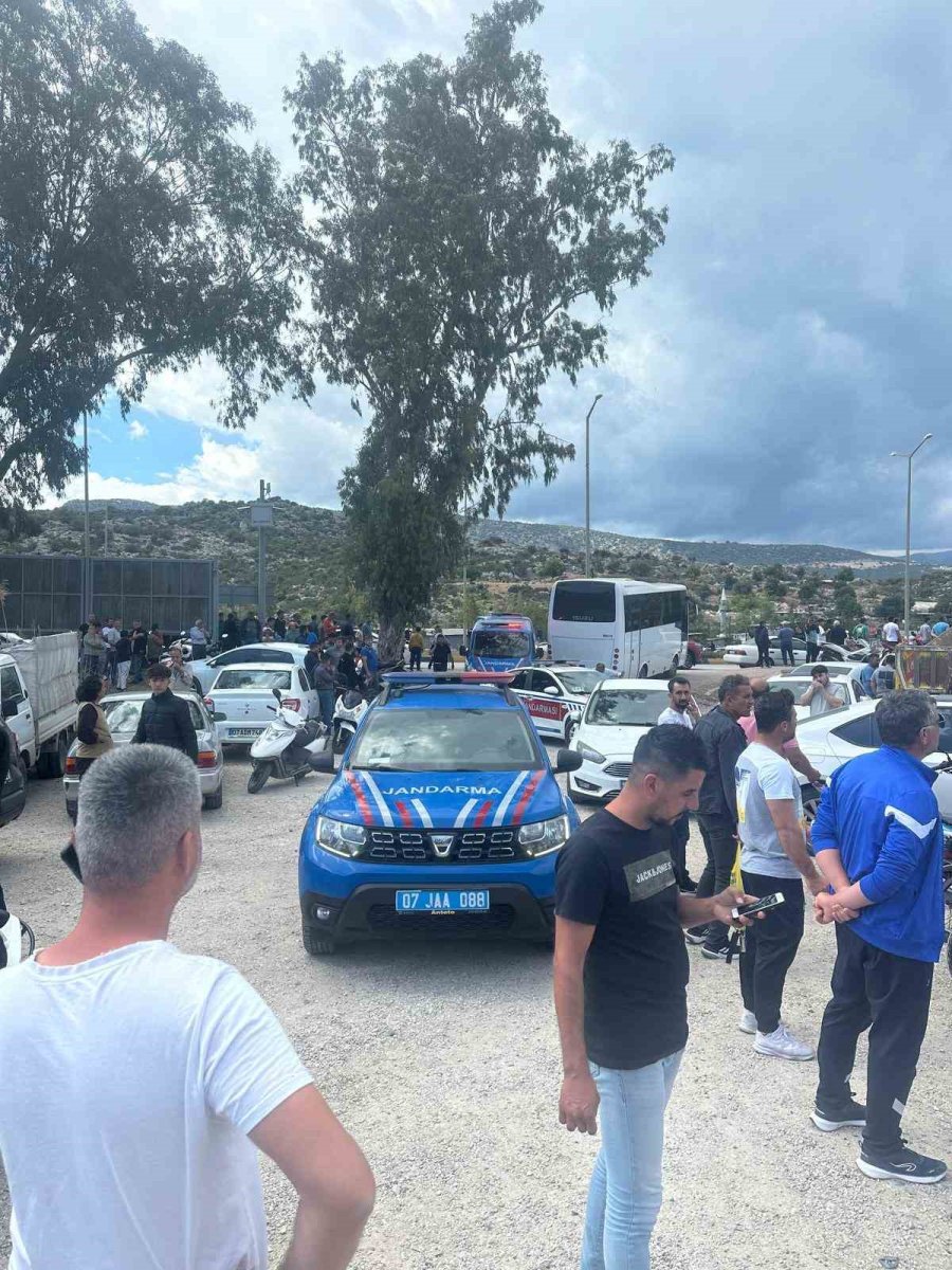 Aynı Puanda İki Takımın Şampiyonluk Maçında Taşlar Ve Soplar Havada Uçuştu