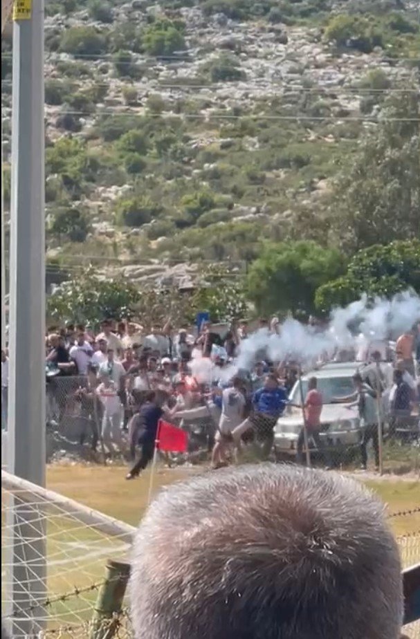 Aynı Puanda İki Takımın Şampiyonluk Maçında Taşlar Ve Soplar Havada Uçuştu