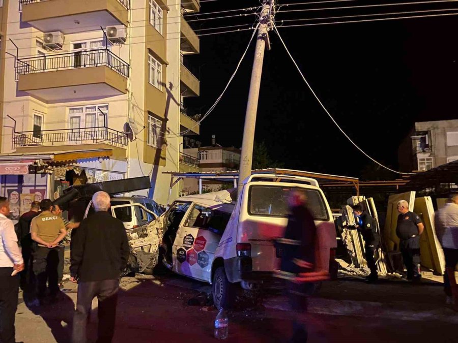 Kontrolden Çıkan Kamyonet Elektrik Direğine Çarptı, O Anlar Kamerada: 3 Yaralı