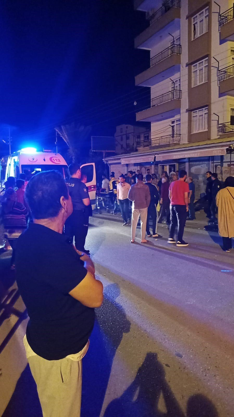 Kontrolden Çıkan Kamyonet Elektrik Direğine Çarptı, O Anlar Kamerada: 3 Yaralı