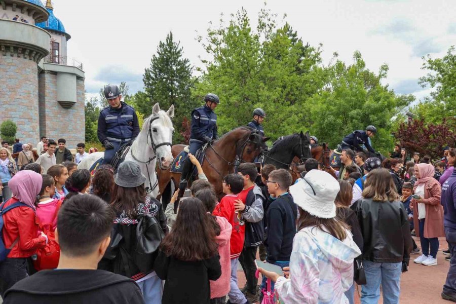 Parklarda Devriyeye Çıkan Atlı Jandarma Takımları Büyük İlgi Topladı