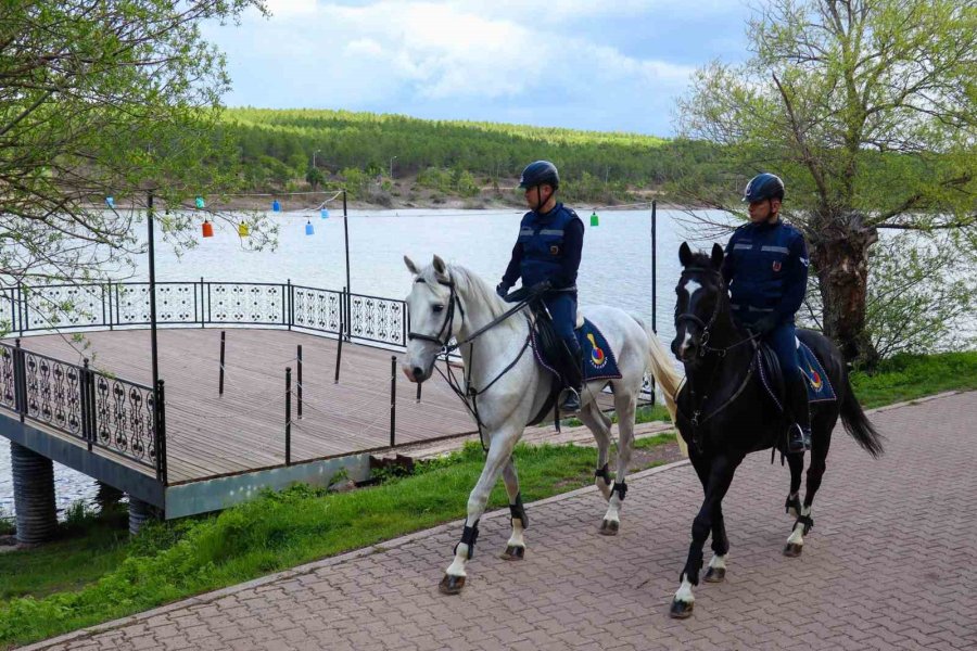Parklarda Devriyeye Çıkan Atlı Jandarma Takımları Büyük İlgi Topladı