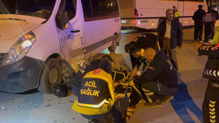 Minibüse Çarpan Motosikletteki 2 Kişi Yaralandı