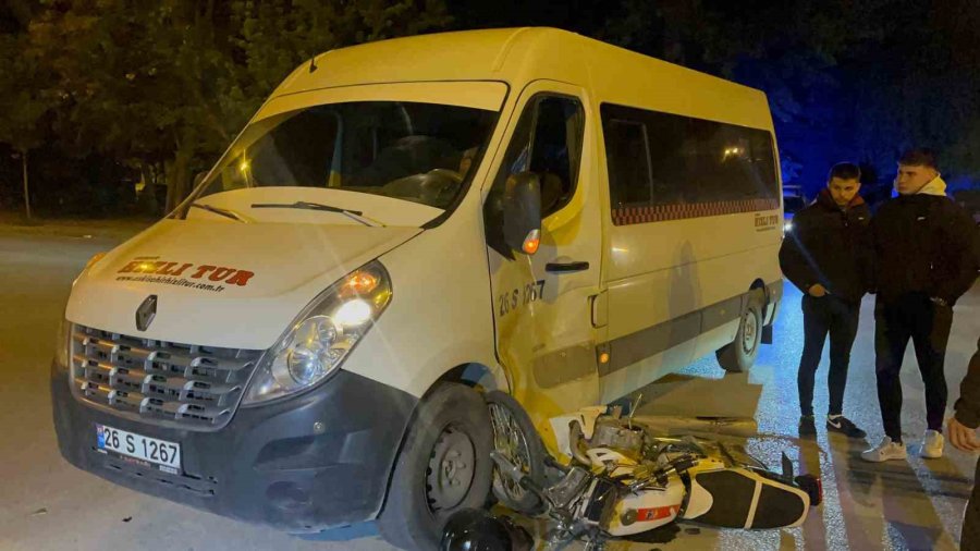 Minibüse Çarpan Motosikletteki 2 Kişi Yaralandı
