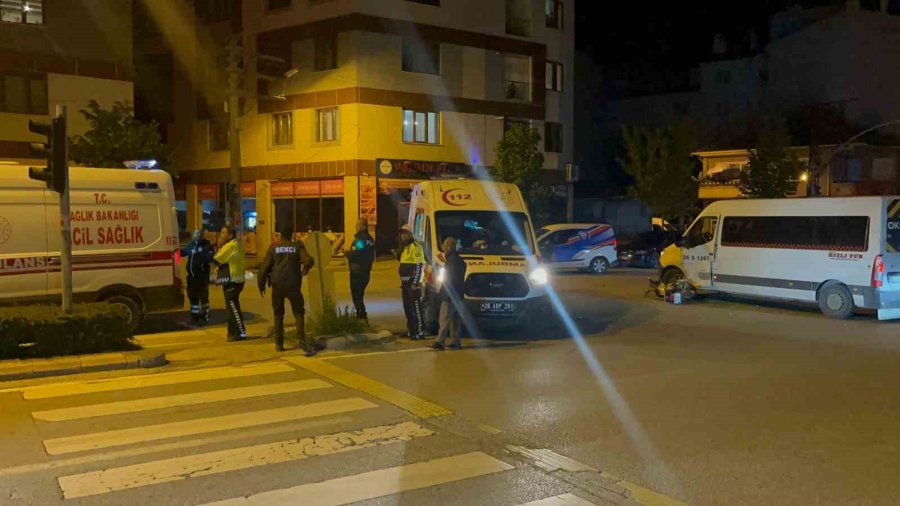 Minibüse Çarpan Motosikletteki 2 Kişi Yaralandı