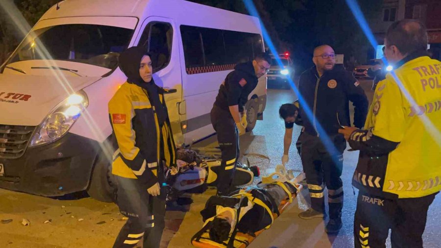 Minibüse Çarpan Motosikletteki 2 Kişi Yaralandı
