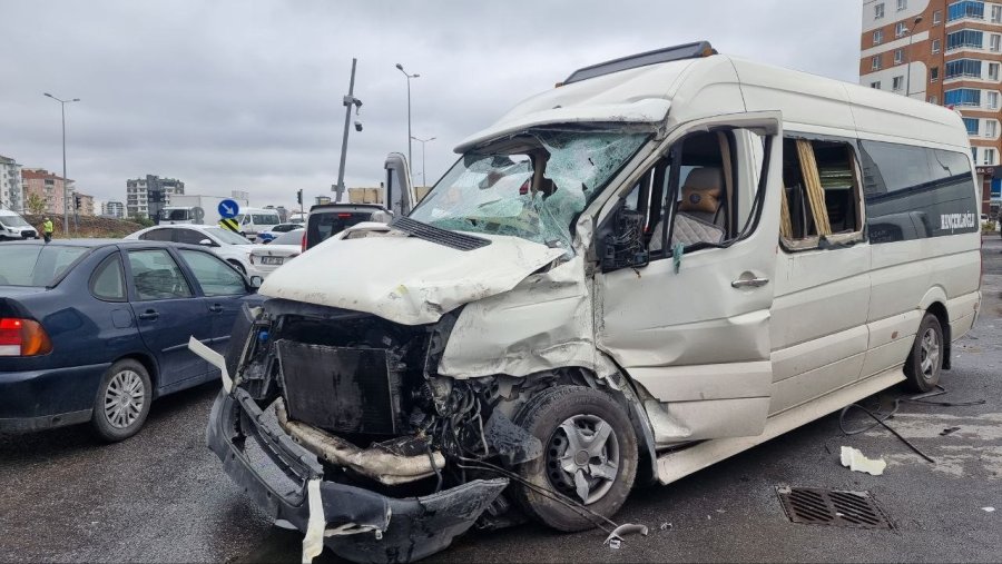 Duramayan Tır, 5 Aracı Biçti: 9 Yaralı