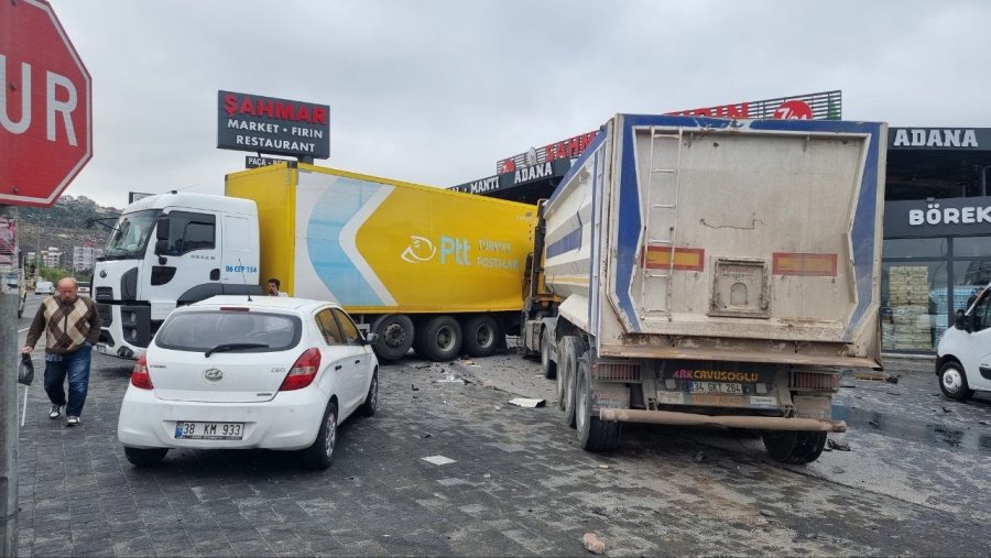 Duramayan Tır, 5 Aracı Biçti: 9 Yaralı