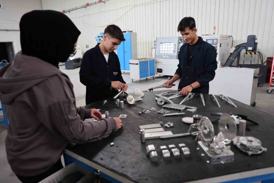 Lise Öğrencileri Savunma Sanayiine 200’den Fazla Parça Üretiyor