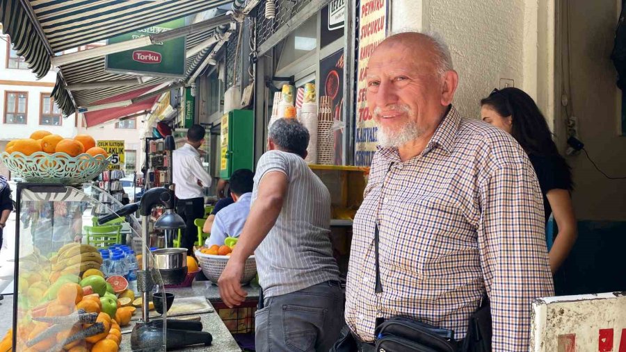 Çocuklarının Büyüdüğü Çay Ocağında Şimdi Çocuklarının Yardımcısı Oldu