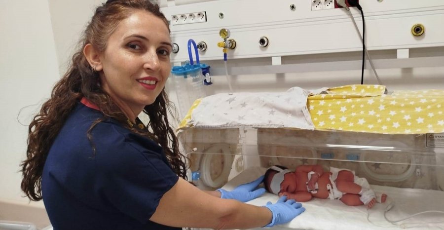 Terkedilen Bebeğe Hemşireler Annelik Yapıyor