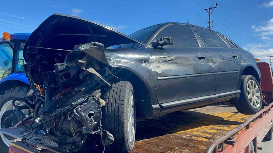 Otoyolda Otomobil Bariyerlere Çarptı: 5 Yaralı