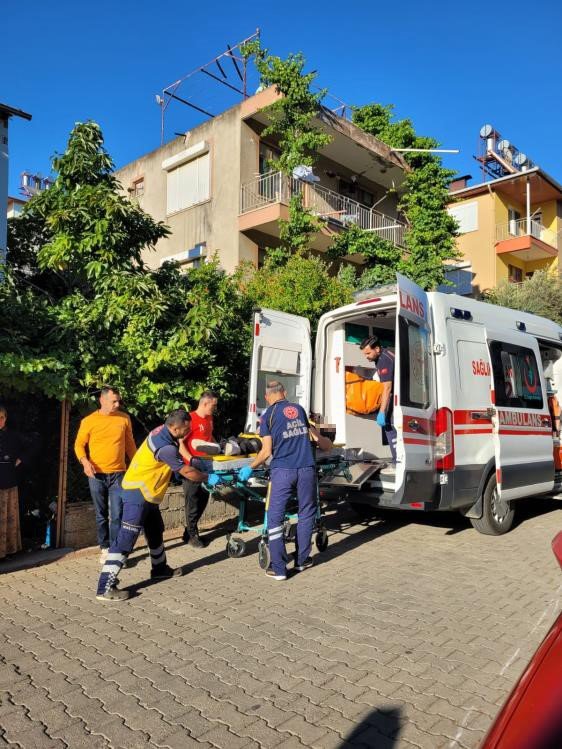 Park Halindeki Otomobile Çarpan Motosikletin Sürücüsü Yaralandı