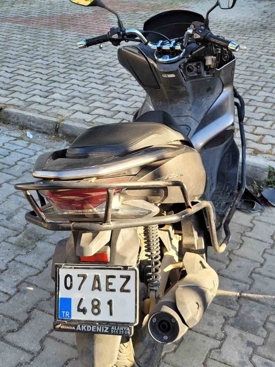 Park Halindeki Otomobile Çarpan Motosikletin Sürücüsü Yaralandı