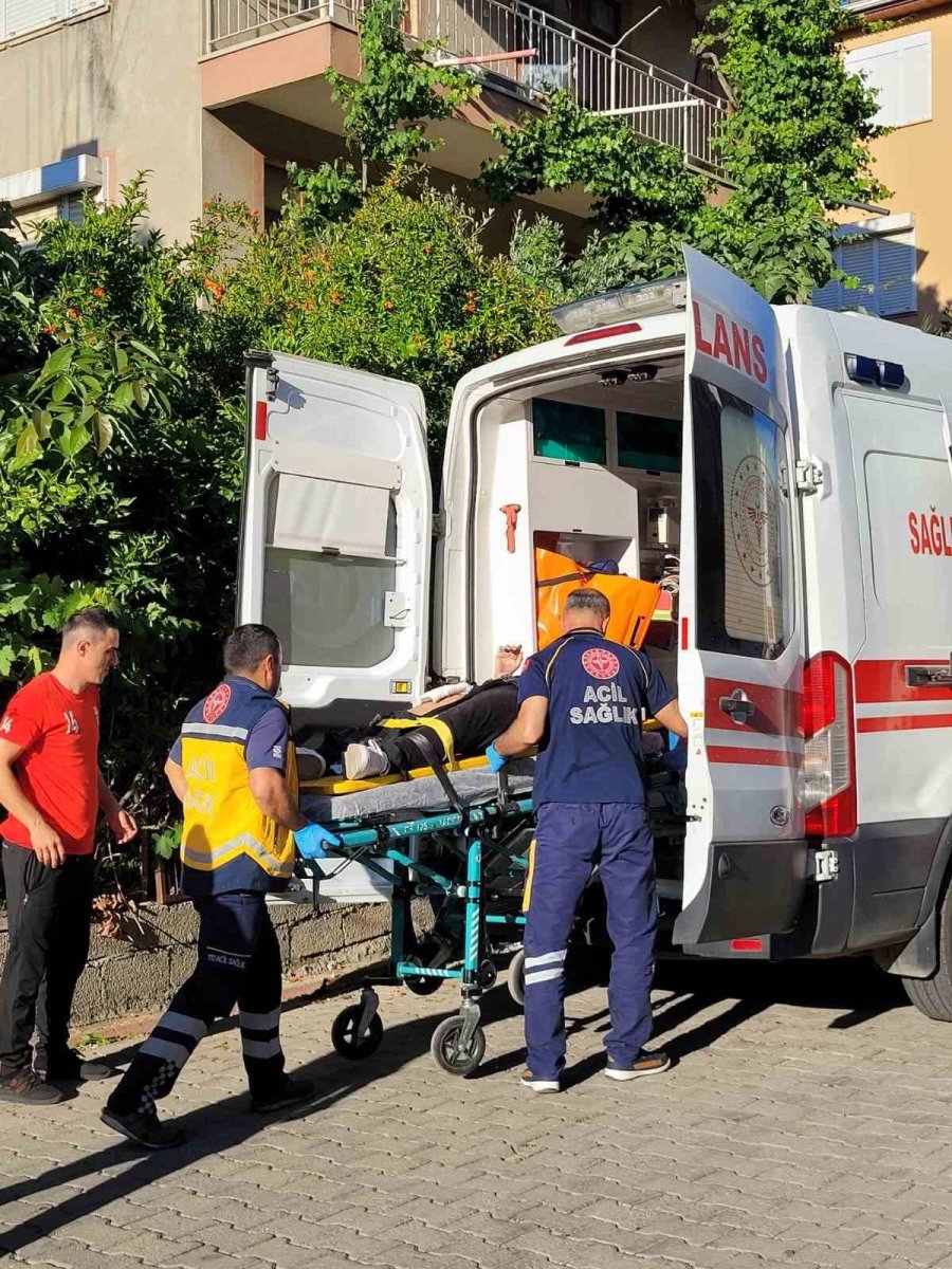 Park Halindeki Otomobile Çarpan Motosikletin Sürücüsü Yaralandı