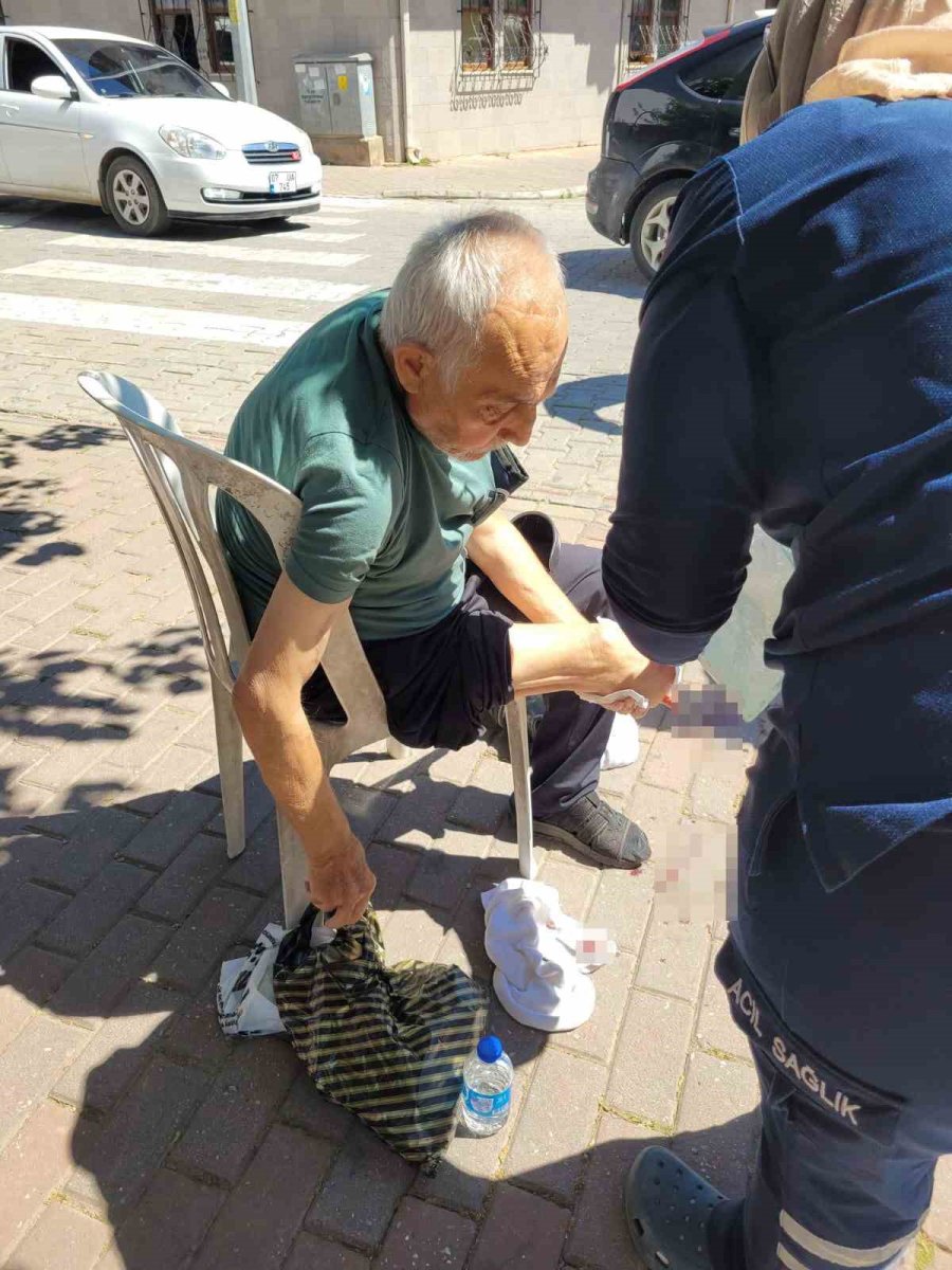 Yürürken Protez Bacağı Çıkan Yaşlı Adam, Protez Demirinin Kestiği Bacağından Yaralandı