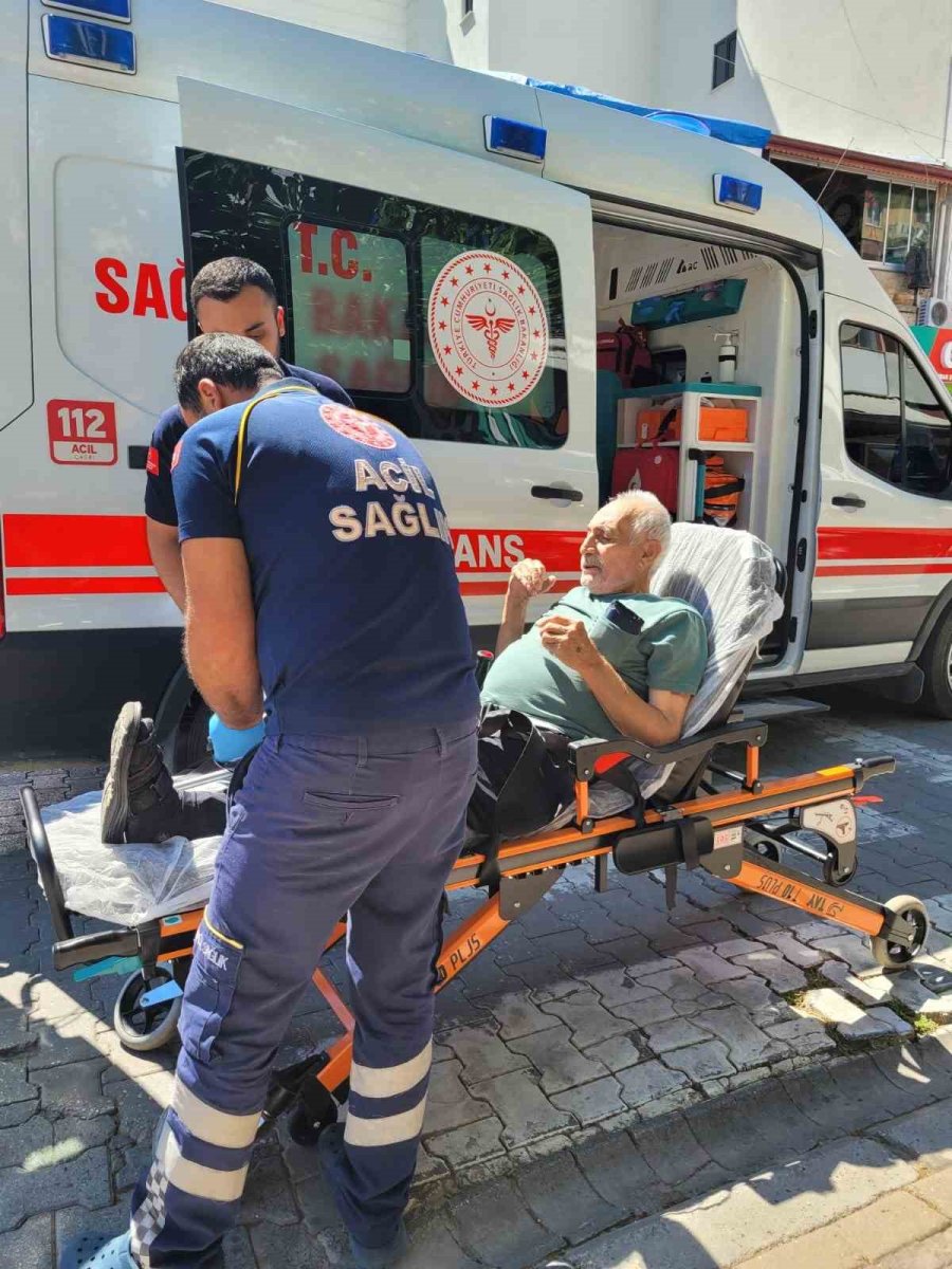 Yürürken Protez Bacağı Çıkan Yaşlı Adam, Protez Demirinin Kestiği Bacağından Yaralandı