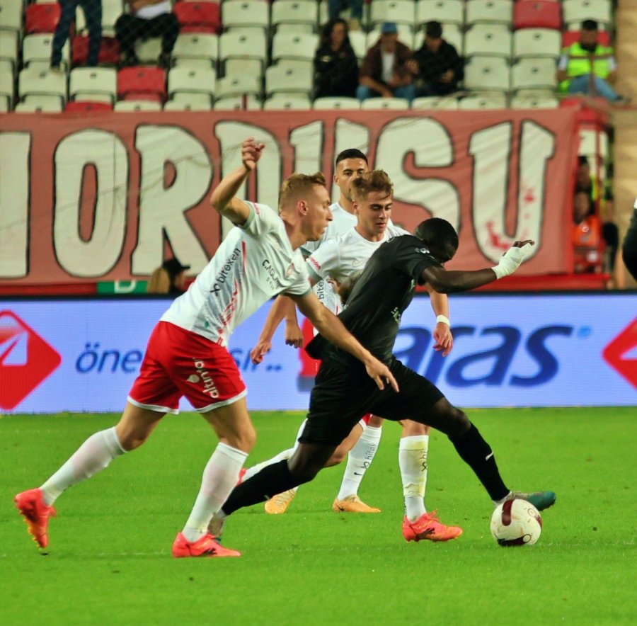 Trendyol Süper Lig: Antalyaspor: 1 - Pendikspor: 2 (ilk Yarı)