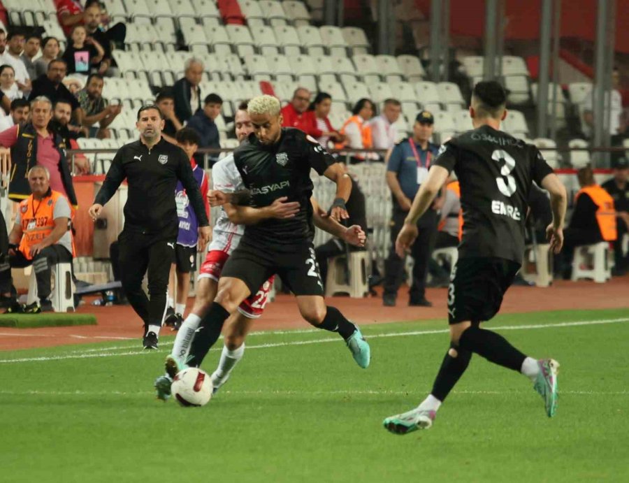 Trendyol Süper Lig: Antalyaspor: 1 - Pendikspor: 2 (ilk Yarı)