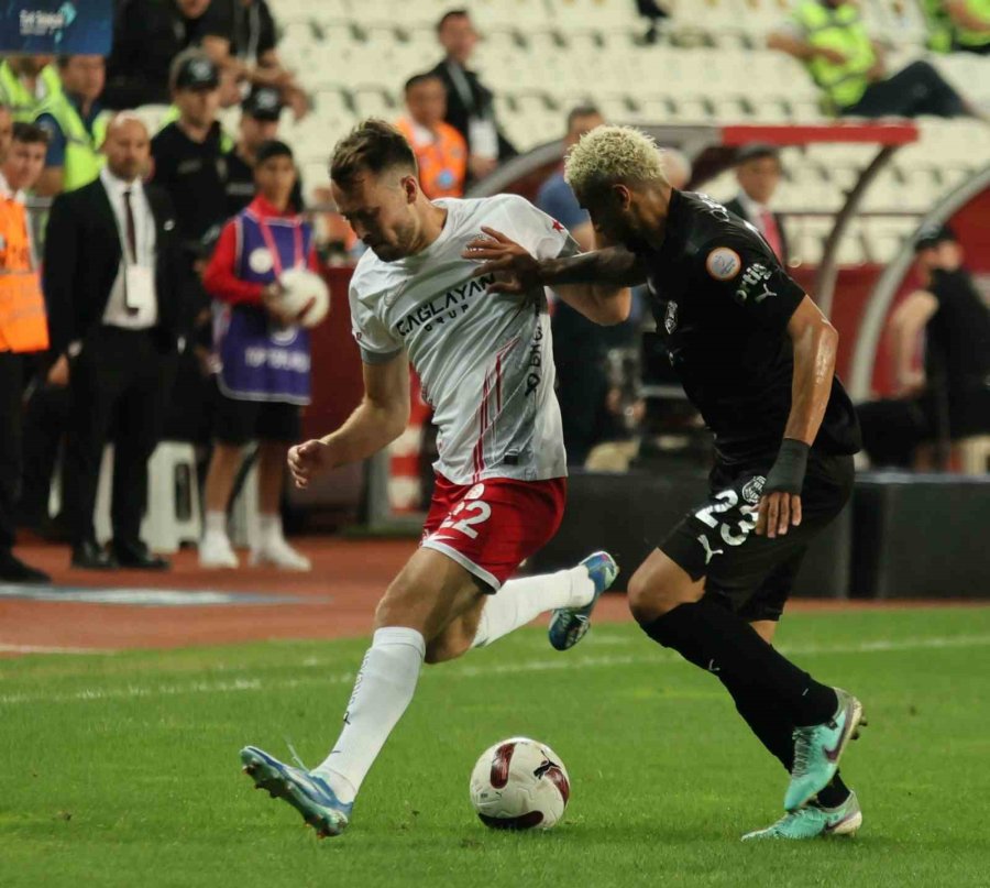 Trendyol Süper Lig: Antalyaspor: 1 - Pendikspor: 2 (ilk Yarı)
