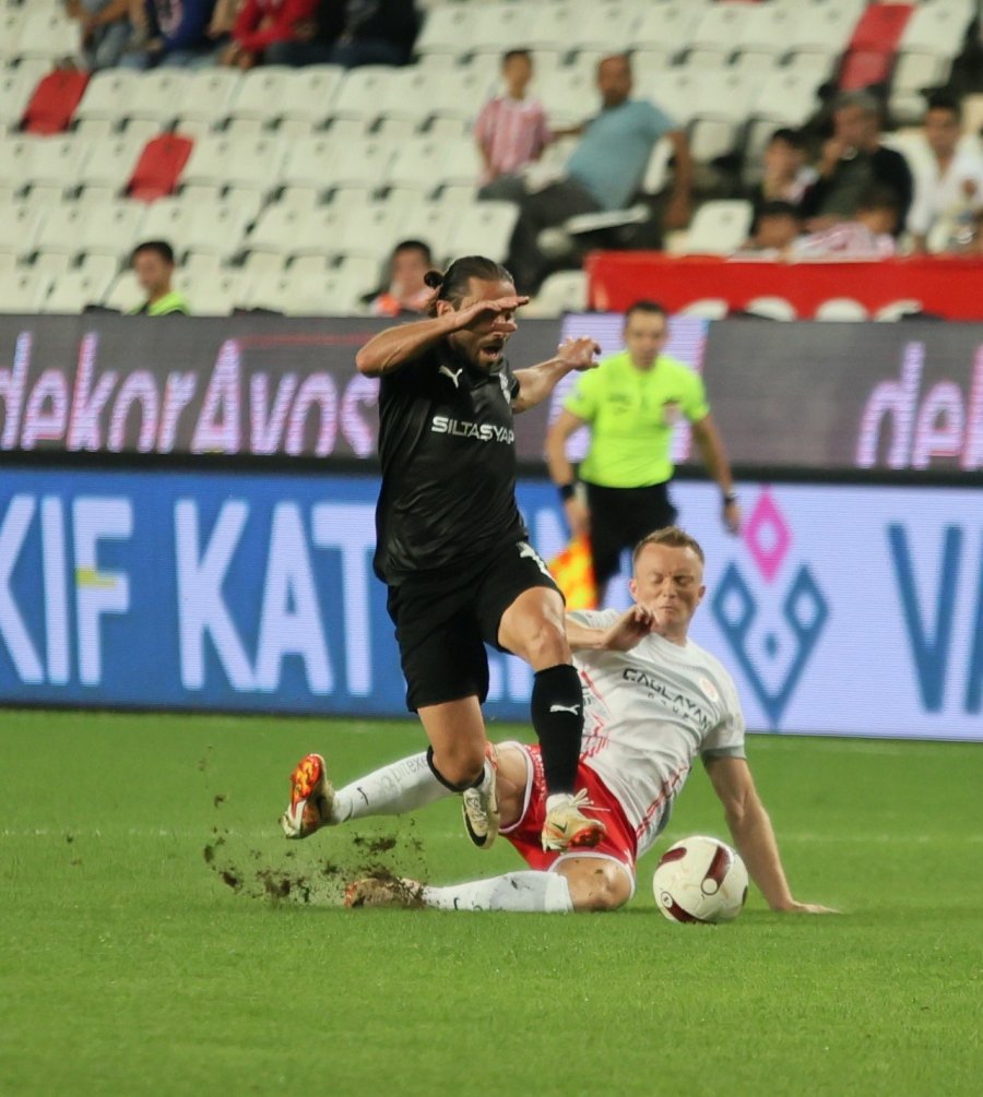 Trendyol Süper Lig: Antalyaspor: 1 - Pendikspor: 2 (ilk Yarı)