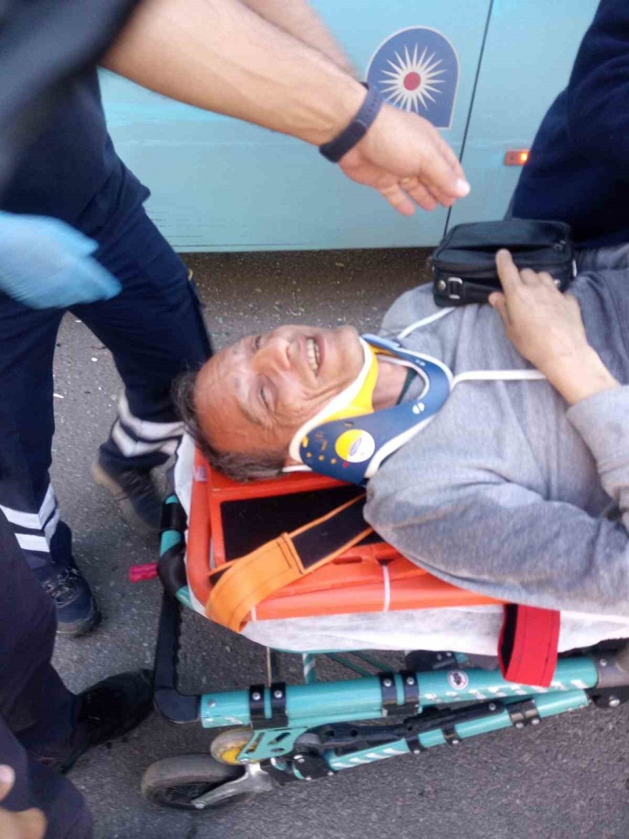 Halk Otobüsü Trafik Işıklarında Bekleyen Araçların Arasına Daldı: 3 Yaralı